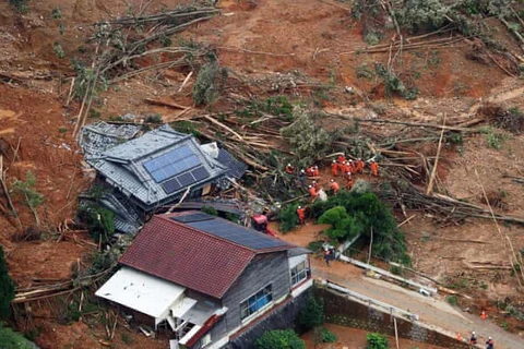 Nhân viên cứu hộ tìm kiếm người mất tích sau vụ lở đất do mưa lớn ở Atami, tỉnh Shizuoka, Tây Nam thủ đô Tokyo, Nhật Bản, ngày 4/7/2021. (Ảnh: Kyodo/TTXVN)
