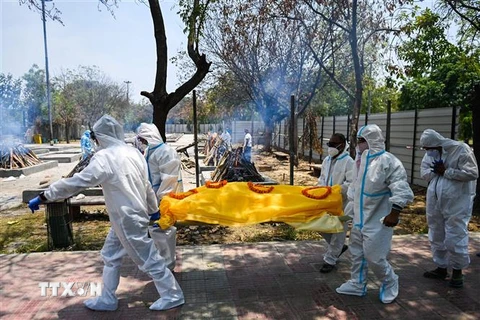Hỏa táng bệnh nhân tử vong do COVID-19 tại New Delhi, Ấn Độ. (Nguồn: AFP/TTXVN) 