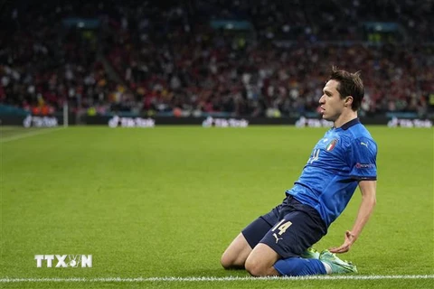 Niềm vui của tiền vệ Italy Federico Chiesa khi ghi bàn thắng vào lưới đội Tây Ban Nha trong trận đấu ở bán kết EURO 2020 trên sân Wembley, London (Anh) ngày 6/7/2021. (Nguồn: AFP/TTXVN) 