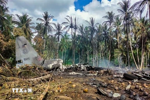 Hiện trường vụ rơi máy bay quân sự C-130 ở tỉnh Sulu, miền Nam Philippines ngày 4/7/2021. (Nguồn: THX/TTXVN) 