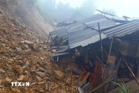 Mưa lớn làm sạt lở đất vào nhà một hộ dân ở thôn Suối Giao, xã Xà Hồ, huyện Trạm Tấu (tỉnh Yên Bái) vào tháng 8/2020. (Ảnh: Đức Tưởng/TTXVN) 