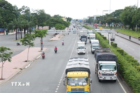 Lượng xe vận tải, container lưu thông khá đông trên tuyến 'luồng xanh' qua Thành phố Hồ Chí Minh. (Ảnh: Tiến Lực/TTXVN) 