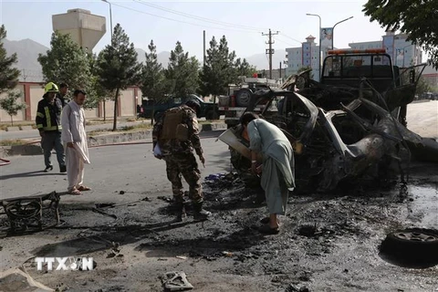 Lực lượng an ninh điều tra tại hiện trường một vụ nổ ở Kabul. (Ảnh: AFP/TTXVN) 