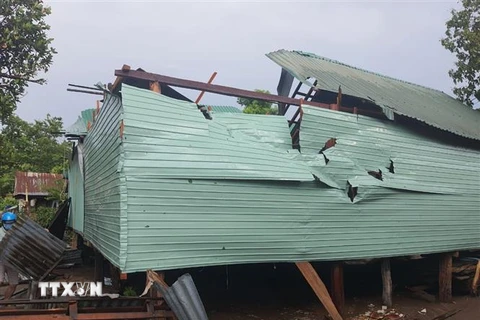 Hàng chục nhà dân tại huyện Kong Chro, Gia Lai bị thiệt hại do cơn dông lốc chiều ngày 4/7. (Ảnh: TTXVN phát) 