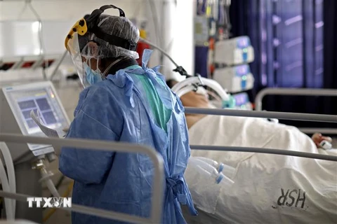 Nhân viên y tế điều trị cho bệnh nhân COVID-19 tại bệnh viện ở Cordoba, Argentina, ngày 6/7/2021. (Ảnh: AFP/TTXVN) 