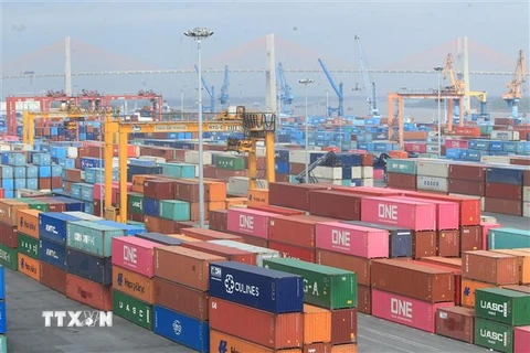 Container hàng hóa tại cảng Hải Phòng. (Ảnh: An Đăng/TTXVN) 