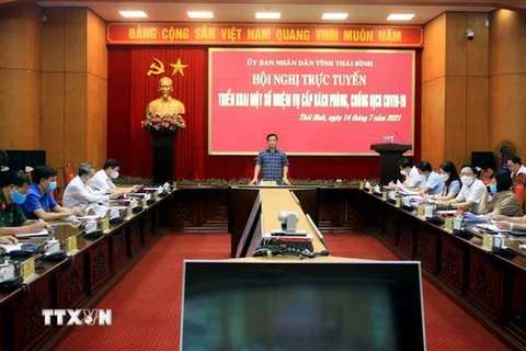 Ủy ban Nhân dân tỉnh Thái Bình tổ chức họp trực tuyến từ tỉnh đến cơ sở triển khai một số nhiệm vụ cấp bách phòng, chống dịch COVID-19 trên địa bàn. (Ảnh: Thế Duyệt/TTXVN) 