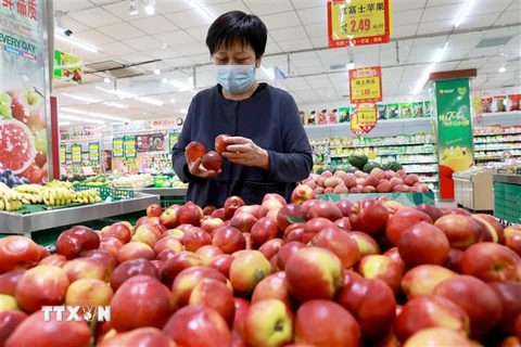 Người dân mua hàng hóa trong siêu thị ở thành phố Hình Đài, tỉnh Hà Bắc, Trung Quốc ngày 11/5/2021. (Ảnh: THX/TTXVN) 