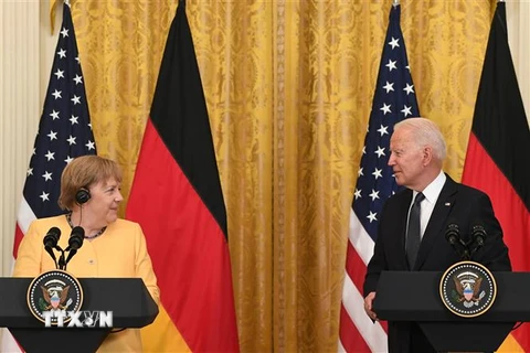Tổng thống Mỹ Joe Biden (phải) và Thủ tướng Angela Merkel trong cuộc họp báo sau hội đàm tại Nhà Trắng ngày 15/7/2021. (Nguồn: AFP/TTXVN) 