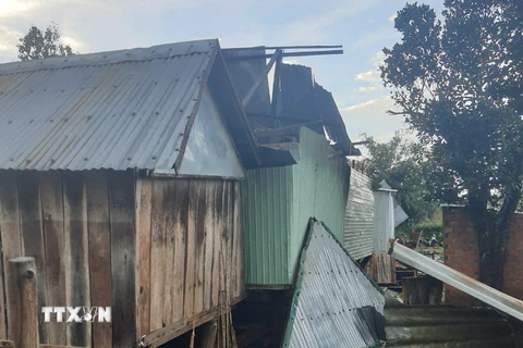 Hàng chục nhà dân tại huyện Kong Chro, Gia Lai bị thiệt hại do cơn dông lốc chiều ngày 4/7. (Ảnh: TTXVN phát) 