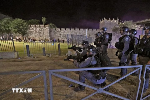 Cảnh sát Israel triển khai để giải tán người biểu tình Palestine tại Jerusalem, ngày 8/5/2021. (Ảnh: AFP/TTXVN) 
