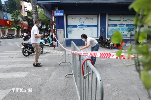 Hình ảnh Hà Nội tạm thời phong tỏa phố Bùi Thị Xuân để chống dịch