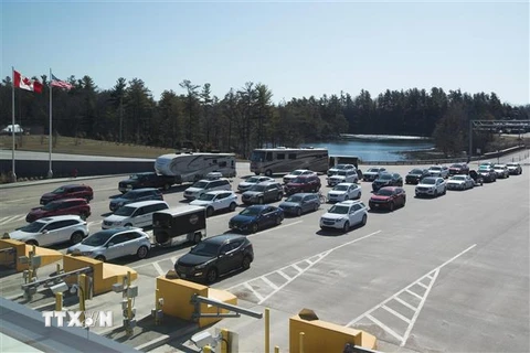Các phương tiện xếp hàng tại cửa khẩu biên giới Canada-Mỹ ở Lansdowne, Ontario, ngày 22/3/2020. (Ảnh: AFP/TTXVN) 