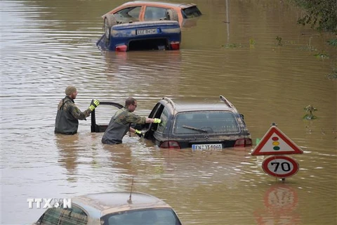 Binh sỹ Đức tìm kiếm, hỗ trợ các nạn nhân trong các phương tiện bị nước lũ nhấn chìm tại Erftstadt, miền Tây Đức ngày 17/7/2021. (Nguồn: AFP/TTXVN) 