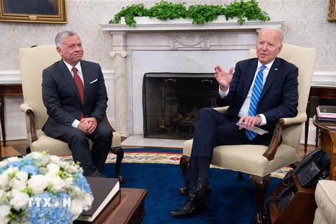 Tổng thống Mỹ Joe Biden (phải) và Quốc vương Jordan Abdullah II tại cuộc hội đàm ở Washington, DC ngày 19/7/2021. (Ảnh: AFP/TTXVN) 