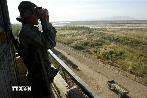 Lực lượng bảo vệ biên giới Tajikistan tuần tra tại khu vực thị trấn Pyandj, biên giới với Afghanistan. (Ảnh: AFP/TTXVN) 