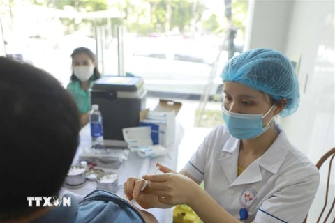 Tiêm vaccine phòng COVID-19 đợt 3 cho các đối tượng ưu tiên tại Trung tâm y tế thành phố Vĩnh Yên, Vĩnh Phúc. (Ảnh: Hoàng Hùng/TTXVN) 