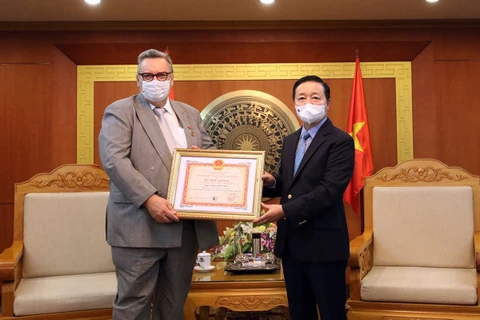 Bộ trưởng Trần Hồng Hà trao Kỷ niệm chương Vì sự nghiệp Tài nguyên và Môi trường cho Đại sứ Phần Lan tại Việt Nam. (Nguồn: baotainguyenmoitruong.vn) 