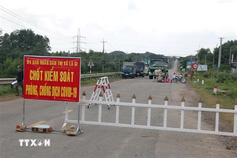 Chốt kiểm soát người ra vào thị xã La Gi (Bình Thuận) để phòng, chống dịch COVID-19. (Ảnh: Nguyễn Thanh/TTXVN) 