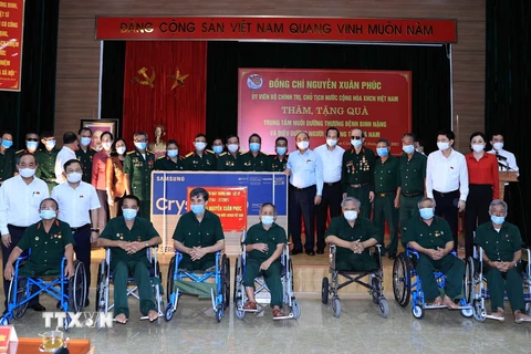Chủ tịch nước Nguyễn Xuân Phúc thăm Trung tâm nuôi dưỡng thương bệnh binh nặng và điều dưỡng người có công tỉnh Hà Nam. (Ảnh: Thống Nhất/TTXVN) 