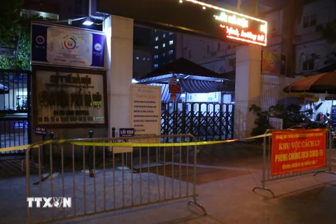 Hình ảnh phong tỏa Bệnh viện Phổi Hà Nội ngay trong đêm
