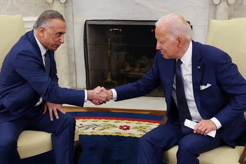 Tổng thống Mỹ Joe Biden (phải) và Thủ tướng Iraq Mustafa al-Kadhimi. (Nguồn: Reuters) 