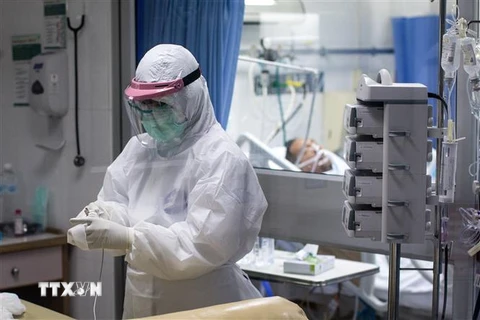 Bệnh nhân COVID-19 được điều trị tại một bệnh viện ở Bangkok, Thái Lan. (Ảnh: AFP/TTXVN) 