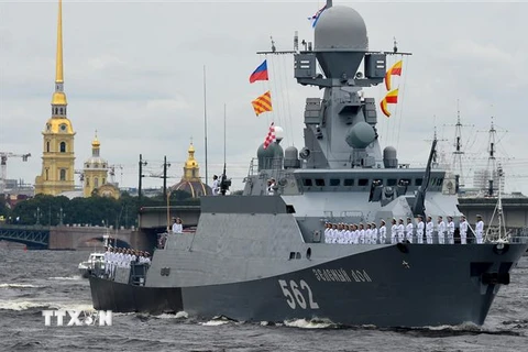 Các tàu chiến tham gia lễ duyệt binh kỷ niệm Ngày Hải quân Nga tại St. Petersburg ngày 25/7/2021. (Ảnh: AFP/TTXVN) 
