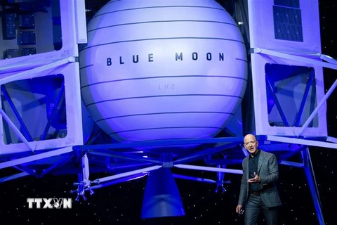 Tỷ phú Jeff Bezos giới thiệu tàu đổ bộ mặt trăng Blue Moon tại một sự kiện của Blue Origin ở Washington, DC, Mỹ, ngày 9/5/2019. (Ảnh: AFP/TTXVN) 