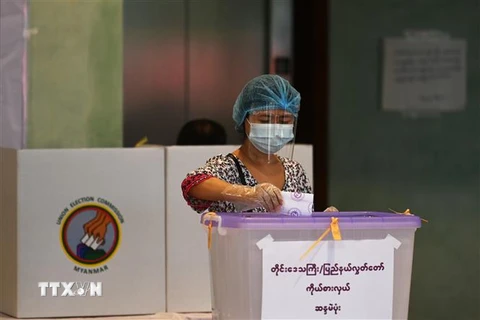 Cử tri bỏ phiếu tại một địa điểm bầu cử ở Yangon, Myanmar, ngày 8/11/2020. (Ảnh: AFP/TTXVN) 