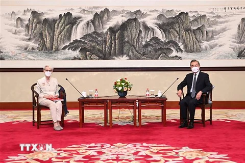 Bộ trưởng Ngoại giao Trung Quốc Vương Nghị (phải) tiếp Thứ trưởng Ngoại giao Mỹ Wendy Sherman tại Thiên Tân, Trung Quốc, ngày 26/7/2021. (Ảnh: THX/TTXVN) 