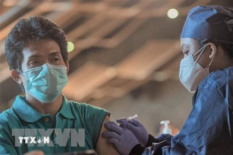 Nhân viên y tế tiêm vaccine phòng COVID-19 cho người dân tại Jakarta, Indonesia, ngày 23/7/2021. (Ảnh: THX/TTXVN) 