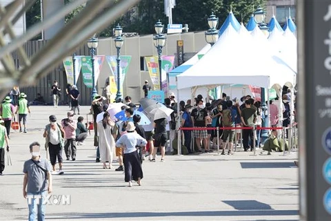 Người dân xếp hàng chờ xét nghiệm COVID-19 tại Seoul, Hàn Quốc, ngày 25/7/2021. (Ảnh: Yonhap/TTXVN) 