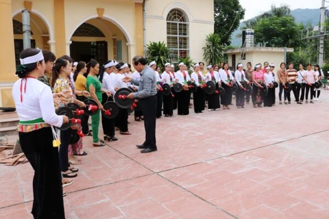 ​Huyện Quốc Oai tổ chức tập huấn biểu diễn cồng chiêng cho đồng bào Mường. (Nguồn: sovhtt.hanoi.gov.vn) 