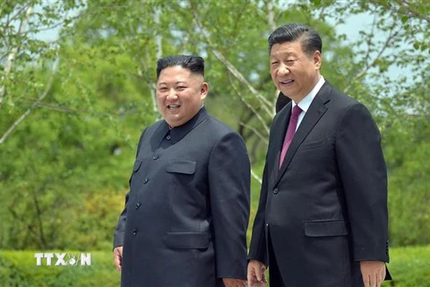 Nhà lãnh đạo Triều Tiên Kim Jong-un (trái) và Chủ tịch Trung Quốc Tập Cận Bình trong cuộc gặp tại Bình Nhưỡng ngày 21/6/2019. (Ảnh: AFP/TTXVN) 