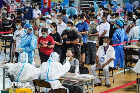 Nhân viên y tế lấy mẫu xét nghiệm COVID-19 cho người dân tại Nam Kinh, tỉnh Giang Tô, Trung Quốc, ngày 22/7/2021. (Ảnh: THX/TTXVN) 