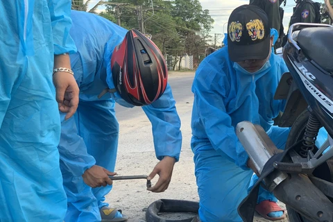 Đội SOS Đà Nẵng thay ruột mới cho xe của người dân về quê. (Nguồn: tuoitre.vn) 