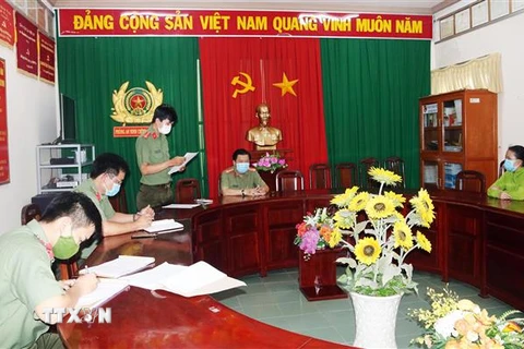 Phòng An ninh chính trị nội bộ, Công an tỉnh Vĩnh Long công bố quyết định xử phạt. (Ảnh: TTXVN phát) 