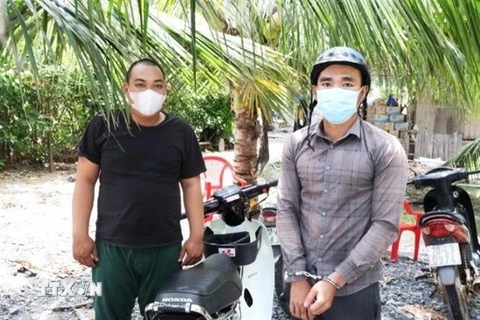 Hai đối tượng Trần Thanh Ngọc và Nguyễn Mạnh Hoài bị bắt giữ. (Ảnh: Thanh Tâ/TTXVN phát) 