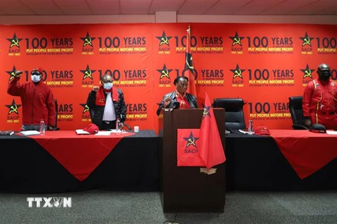 Lễ kỷ niệm 100 năm ngày thành lập qua hình thức trực tuyến tại đầu cầu trụ sở Đảng cộng sản Nam Phi tại thành phố Johannesburg. (Ảnh: Hồng Minh/TTXVN) 