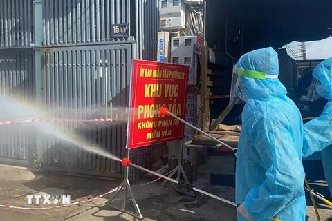 Đội tiêu độc, khử trùng của Bộ Chỉ huy Quân sự tỉnh Bà Rịa-Vũng Tàu phun khử khuẩn tại một điểm có ca dương tính với SARS-CoV-2 trên địa bàn. (Ảnh: TTXVN phát)