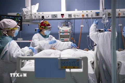 Điều trị cho bệnh nhân nhiễm COVID-19 tại bệnh viện ở Barcelona, Tây Ban Nha, ngày 4/8/2021. (Ảnh: AFP/TTXVN) 