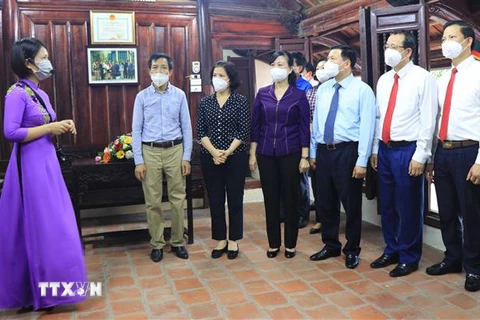 Các đại biểu tham quan Nhà lưu niệm gốc ở khu phố Tỉnh Cầu, phường Đình Bảng, thị xã Từ Sơn, tỉnh Bắc Ninh. (Ảnh: Thanh Thương/TTXVN) 