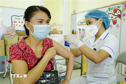 Điểm tiêm vaccine tại thành phố Điện Biên Phủ. (Ảnh: Xuân Tư/TTXVN) 