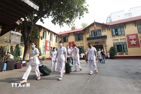 Đoàn cán bộ, y, bác sỹ Bệnh viện Việt Đức lên đường chi viện cho Thành phố Hồ Chí Minh chống dịch COVID-19. (Ảnh: Minh Quyết/TTXVN) 