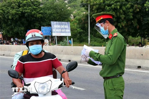 Lực lượng chức năng tại chốt Cà Ná, quốc lộ 1A (địa bàn huyện Thuận Nam, Ninh Thuận). (Ảnh: Công Thử/TTXVN) 