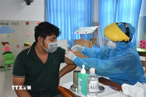 Tiêm vaccine cho người dân tại thị trấn Long Hải, huyện Long Điền, tỉnh Bà Rịa-Vũng Tàu. (Ảnh: Hoàng Nhị/TTXVN) 