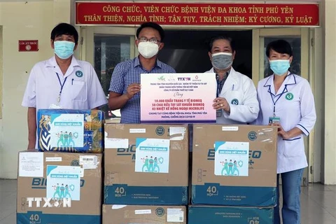 Các đơn vị tài trợ phối hợp với TTXVN hỗ trợ vật tư y tế cho Bệnh viện Đa khoa tỉnh Phú Yên. (Ảnh: Xuân Triệu/TTXVN) 