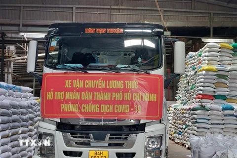 Chuyến xe vận chuyển lương thực ủng hộ Thành phố Hồ Chí Minh. (Ảnh: Thanh Hòa/TTXVN) 