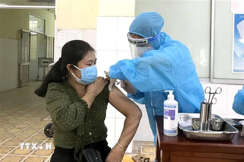 Tiêm vaccine phòng COVID-19 cho người dân tại Bệnh viện Đa khoa tỉnh Vĩnh Long. (Ảnh: Lê Thúy Hằng/TTXVN) 